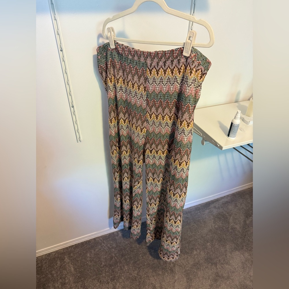 NWOT Women’s plus size 24 wide leg palazzo pants with gold thread.